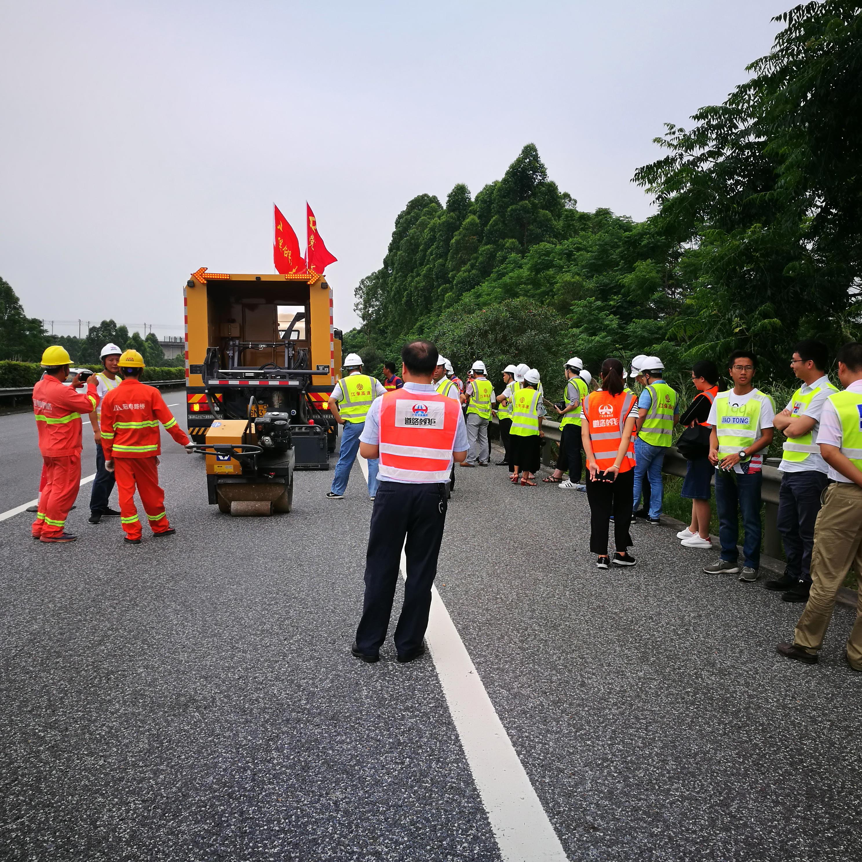 沥青道路微波养护车施工案例